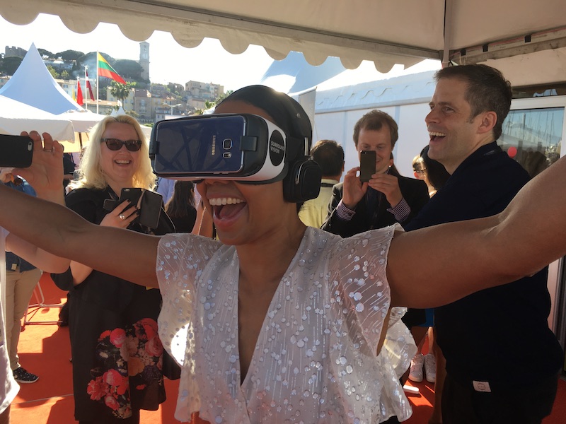 Alice Bah Kuhnke testar VR för första gången i Cannes.